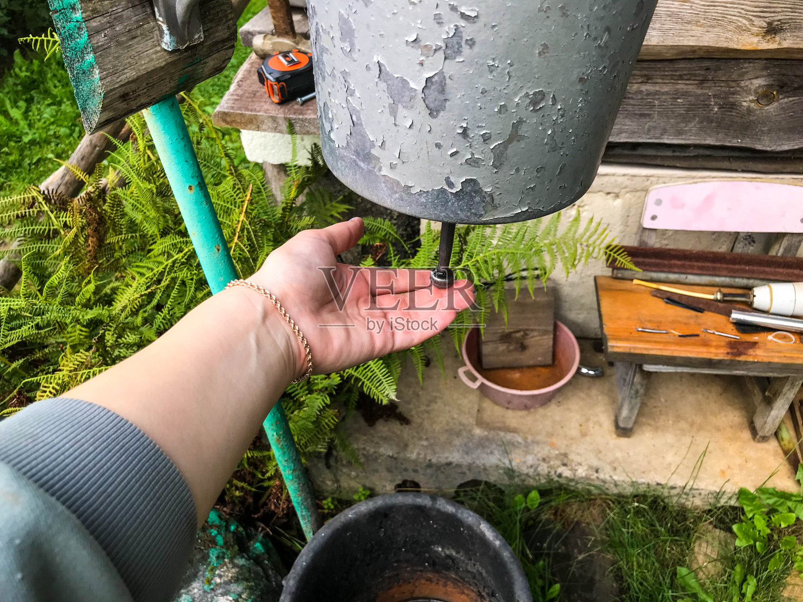 用冷水洗脸盆。盥洗台,机械的龙头。妇女用手提取水洗手，防止感染冠状病毒。个人卫生，照顾好自己，保持健康照片摄影图片