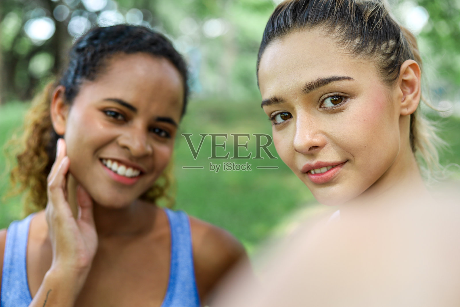 幸福美丽年轻友谊女子瑜伽练习微笑肖像在花园公园。照片摄影图片