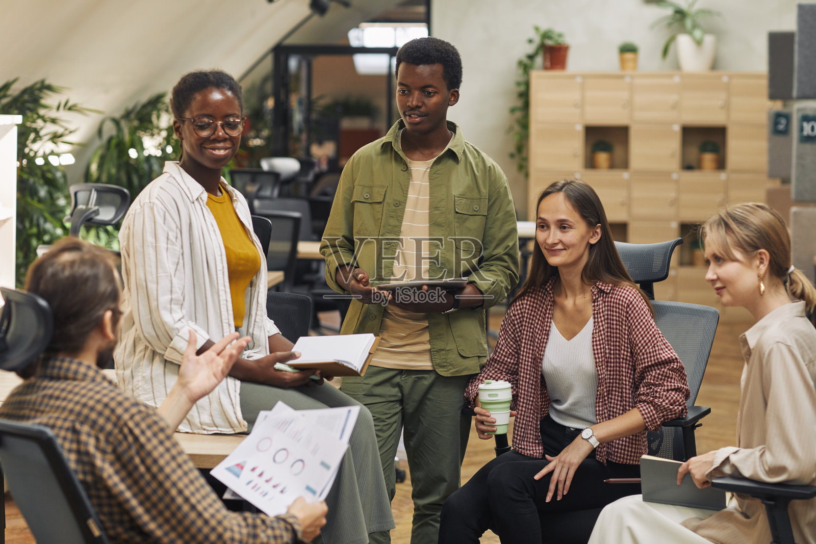 商务团队在办公室进行头脑风暴照片摄影图片