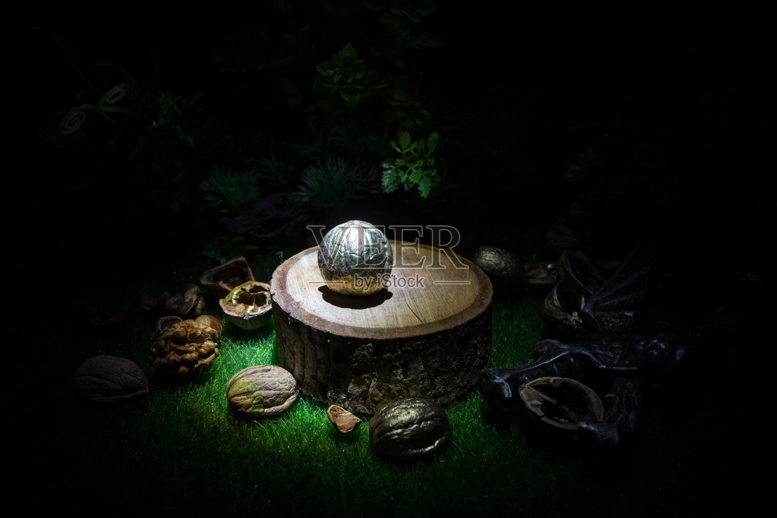 胡桃仁和整个核桃放在质朴的旧木桌上的静物画。创造性的表装饰。照片摄影图片