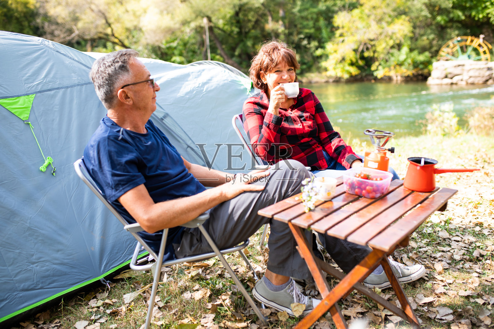 一对享受退休生活的老夫妇照片摄影图片