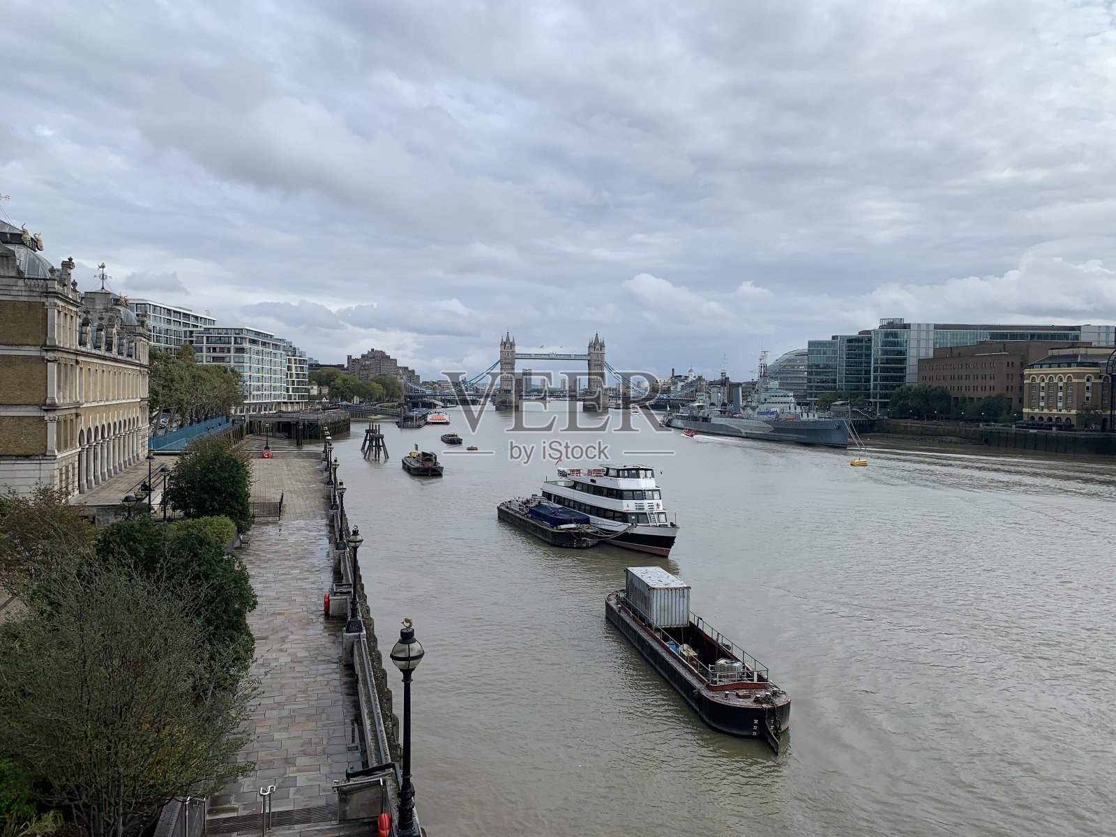在阴天的伦敦塔桥，从下泰晤士街拍摄照片摄影图片