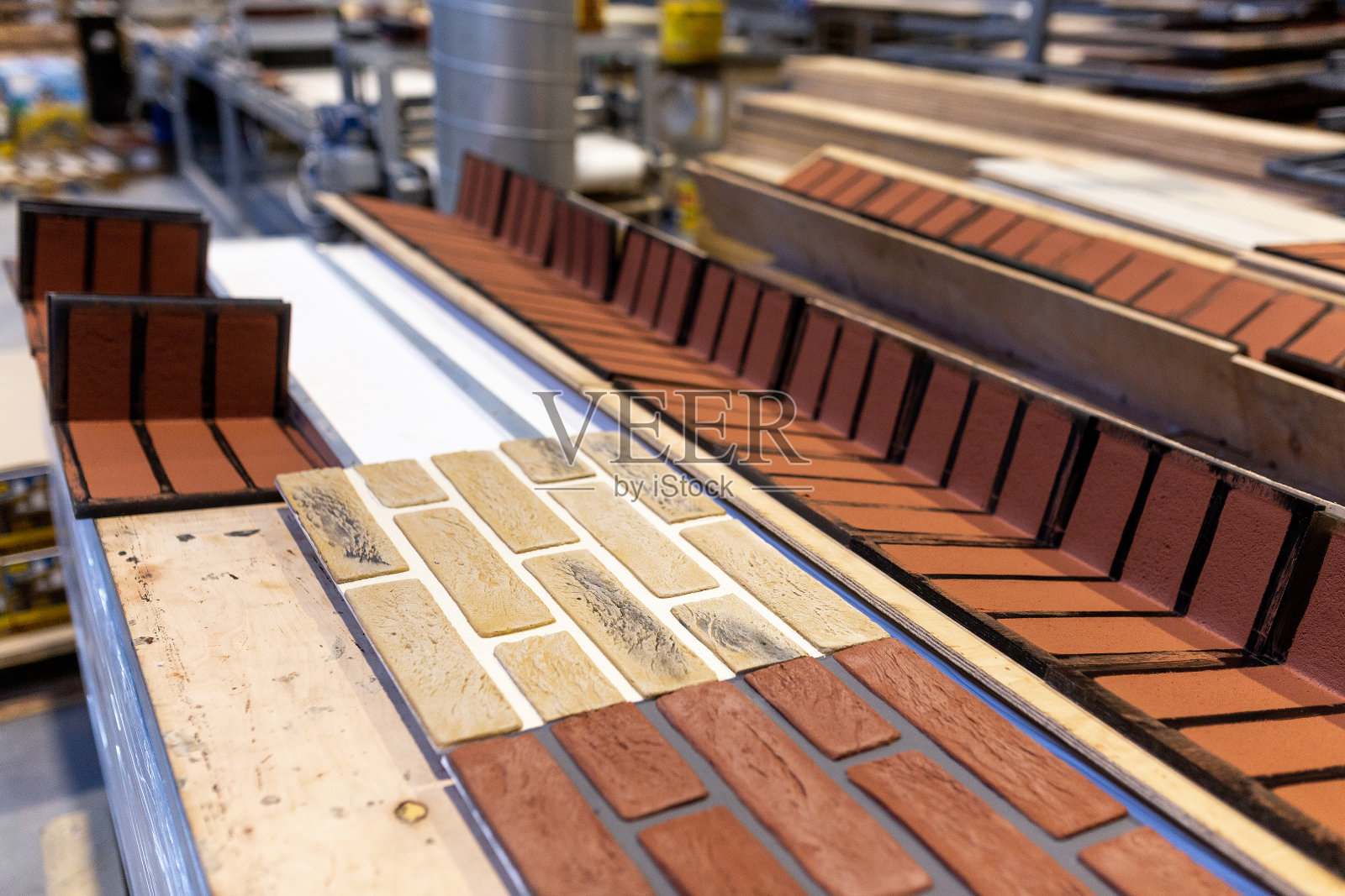 工业生产的弹性熟料砖。使用高分子材料和天然粘土的现代技术。用于房屋外装饰的外立面瓷砖。照片摄影图片