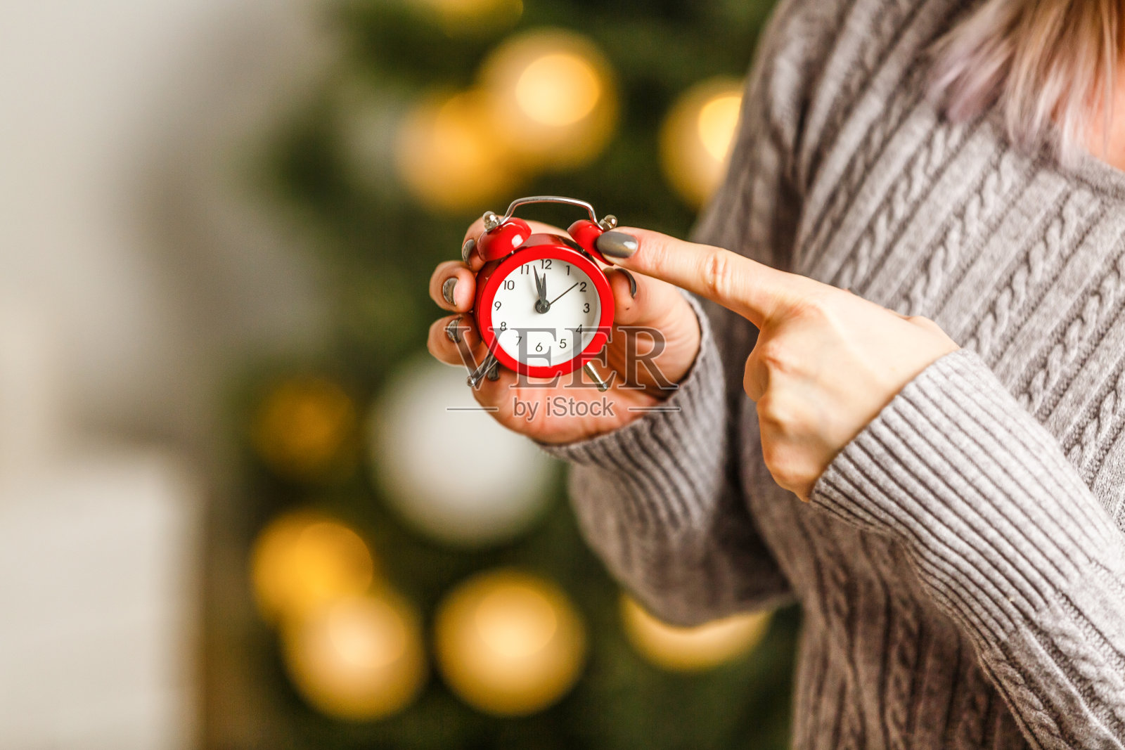 有圣诞装饰的圣诞钟。新年快乐概念照片摄影图片
