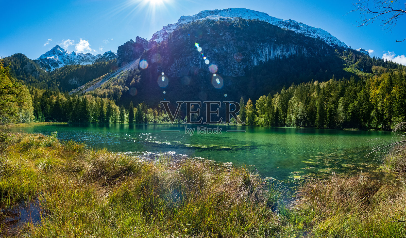 美丽的湖，因泽尔，巴伐利亚，德国，在一个阳光明媚的秋天照片摄影图片