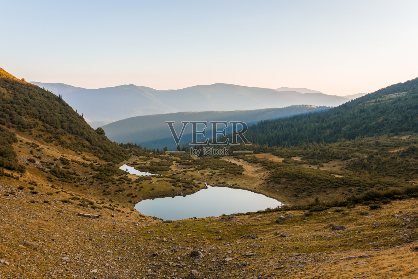 山上干净的湖照片摄影图片