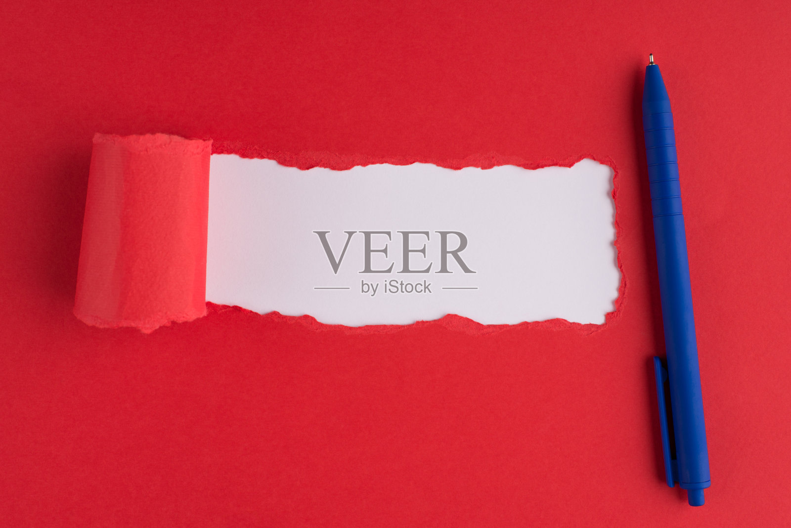 头顶上方的平铺视图照片蓝色圆珠笔撕破红纸在白色背景与copyspace照片摄影图片