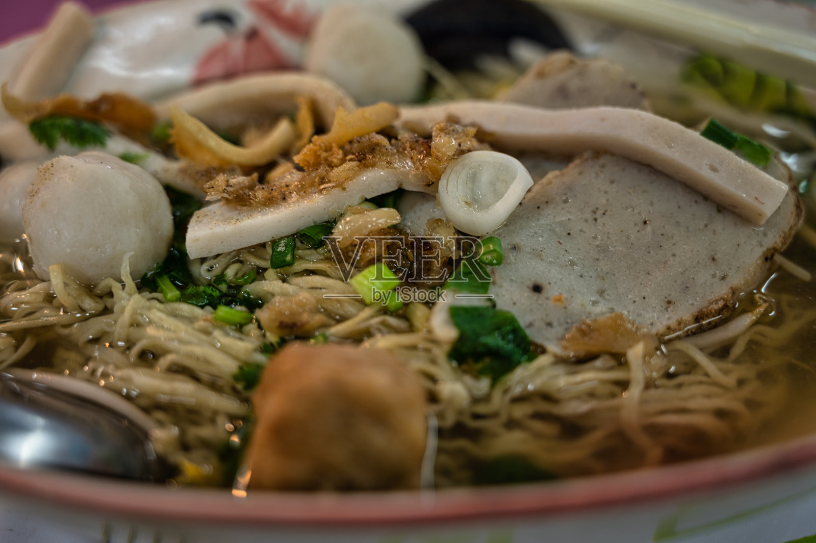 泰国美食，特写干蛋面，鱼丸和蔬菜，看起来新鲜和开胃。照片摄影图片