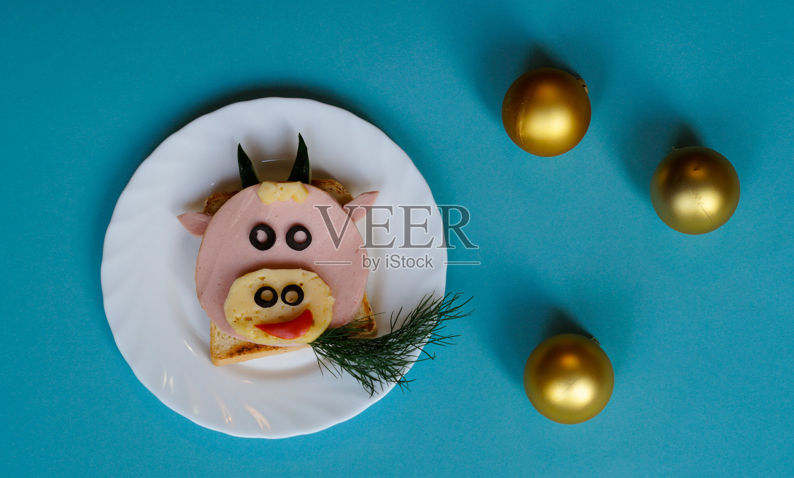 有趣的儿童早餐主意。用面包，香肠，奶酪做成的牛牛形状的三明治。新年圣诞食物顶视图与拷贝空间照片摄影图片