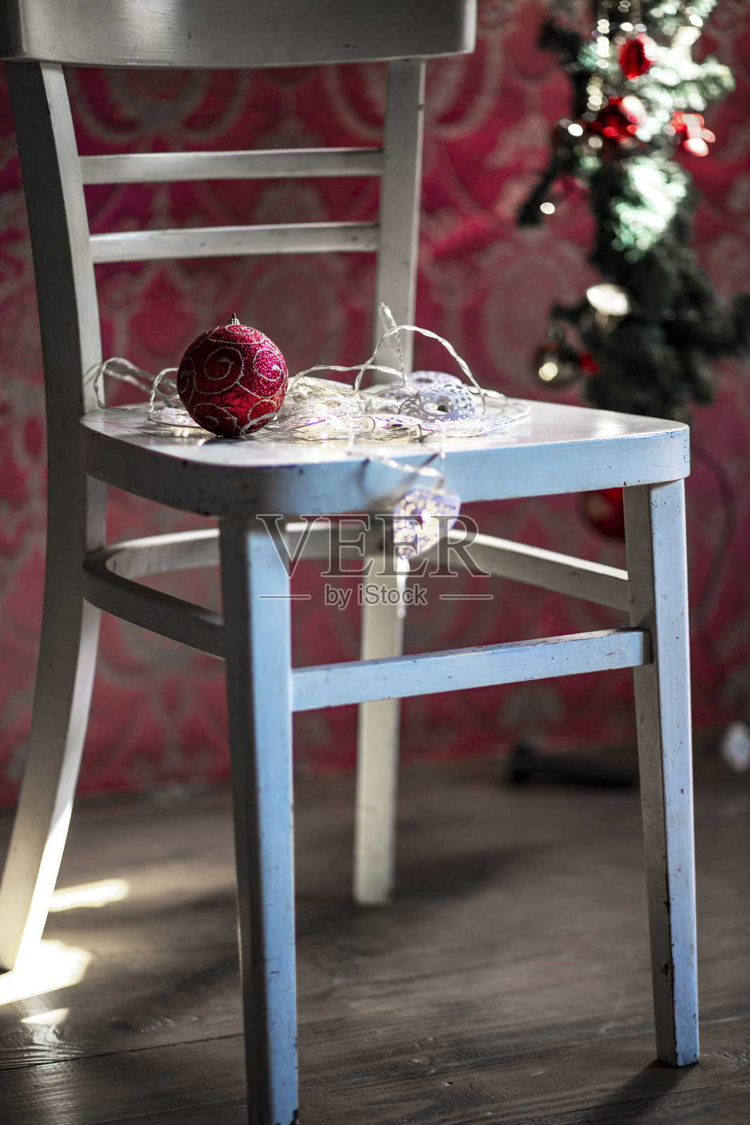 冬天。乡村椅子上的圣诞装饰。照片摄影图片