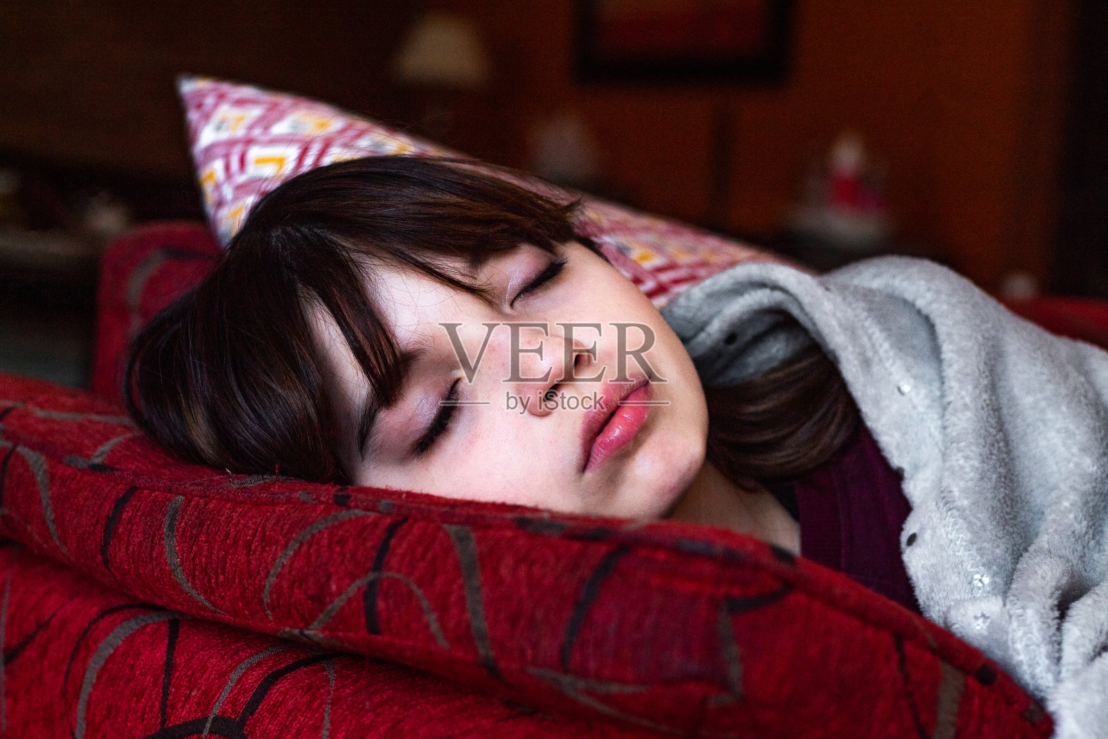 美丽的女孩安静地睡在沙发上照片摄影图片