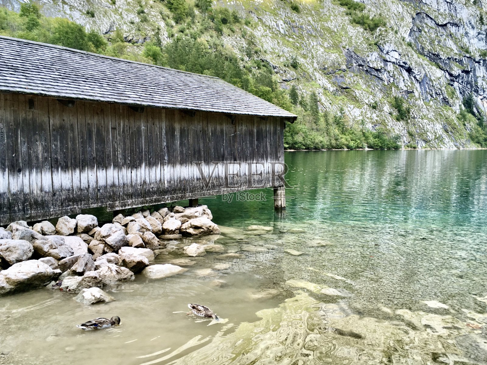 Königssee是德国巴伐利亚州贝希特斯加德纳土地区东南部的一个自然湖，靠近奥地利边界。湖的大部分都在贝希特斯加登国家公园内。照片摄影图片