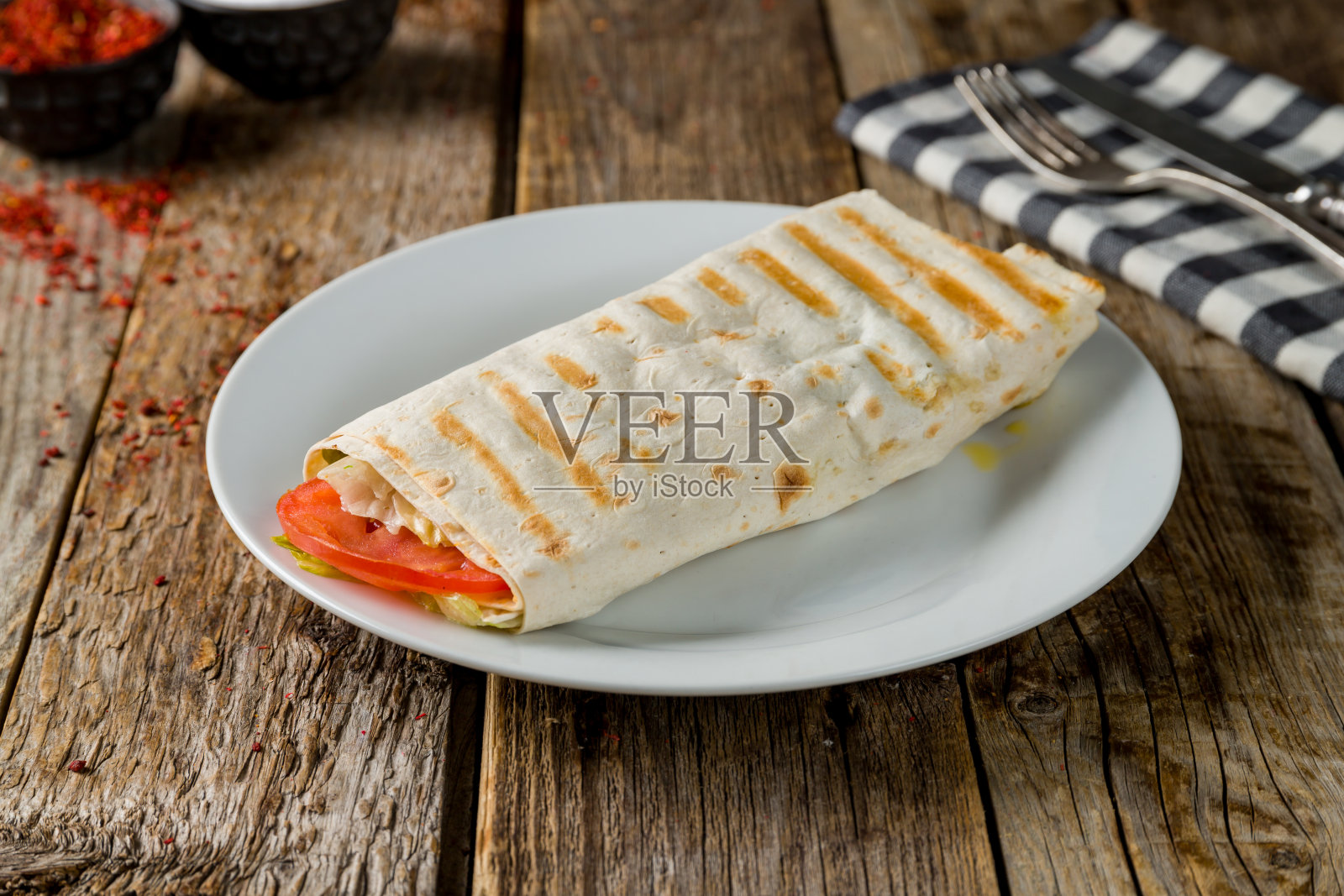 用鸡肉卷在板子上照片摄影图片