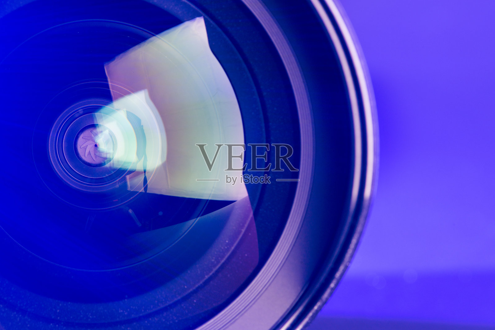 带有紫色背光的镜头。光学。照片摄影图片