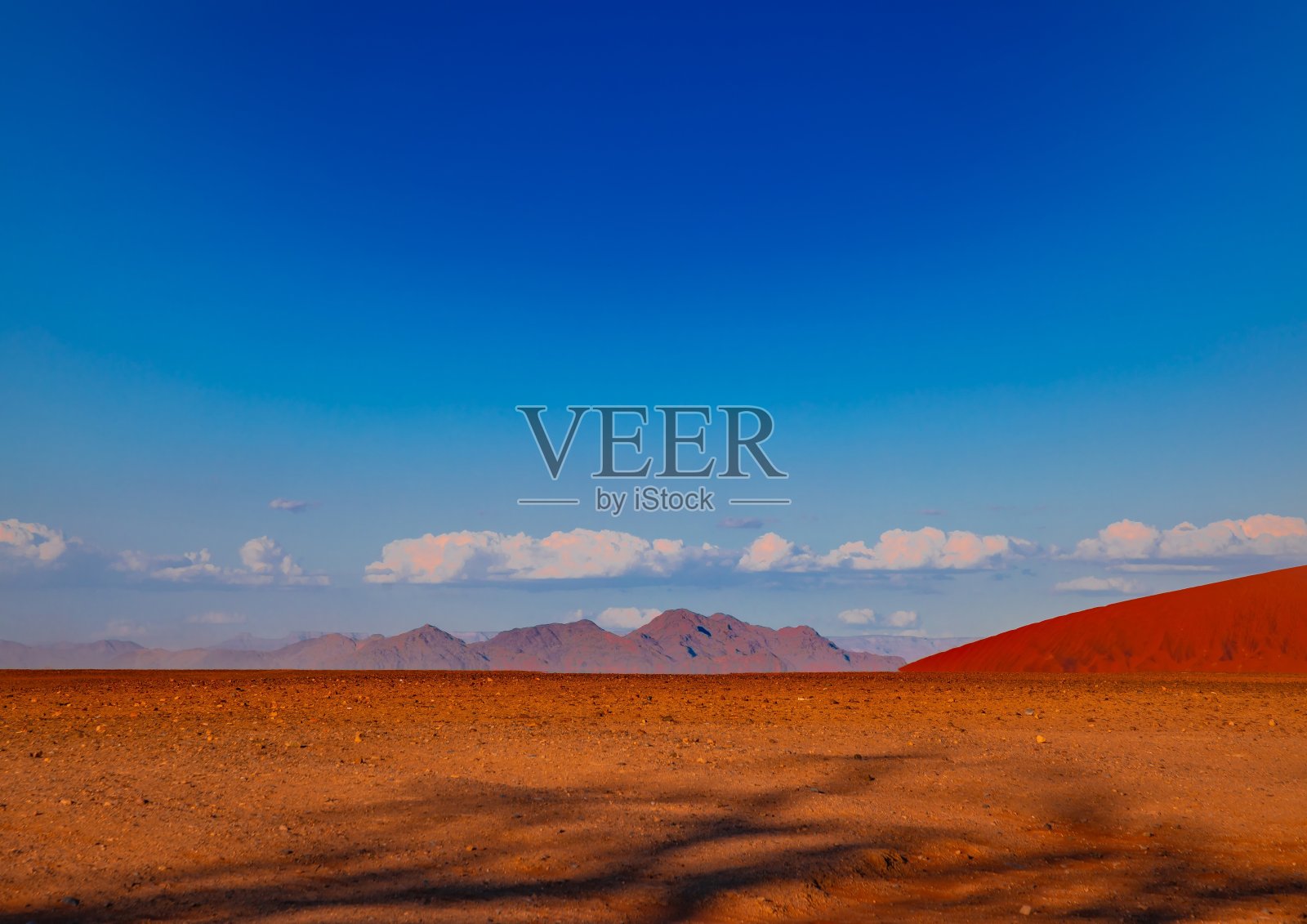 纳米比亚Sossusvlei的日落中的纳米布沙漠山脉照片摄影图片