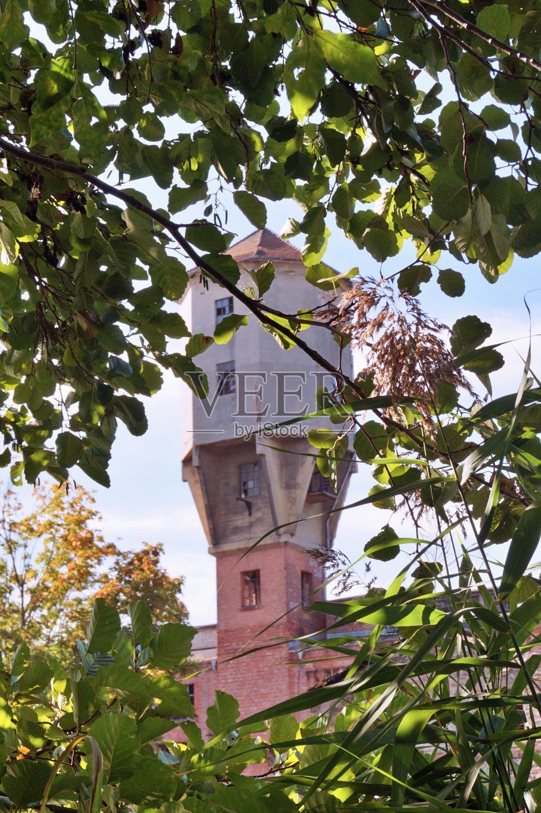 在埃伯斯瓦尔德的菲诺卡纳尔有一座水塔的旧造纸厂照片摄影图片