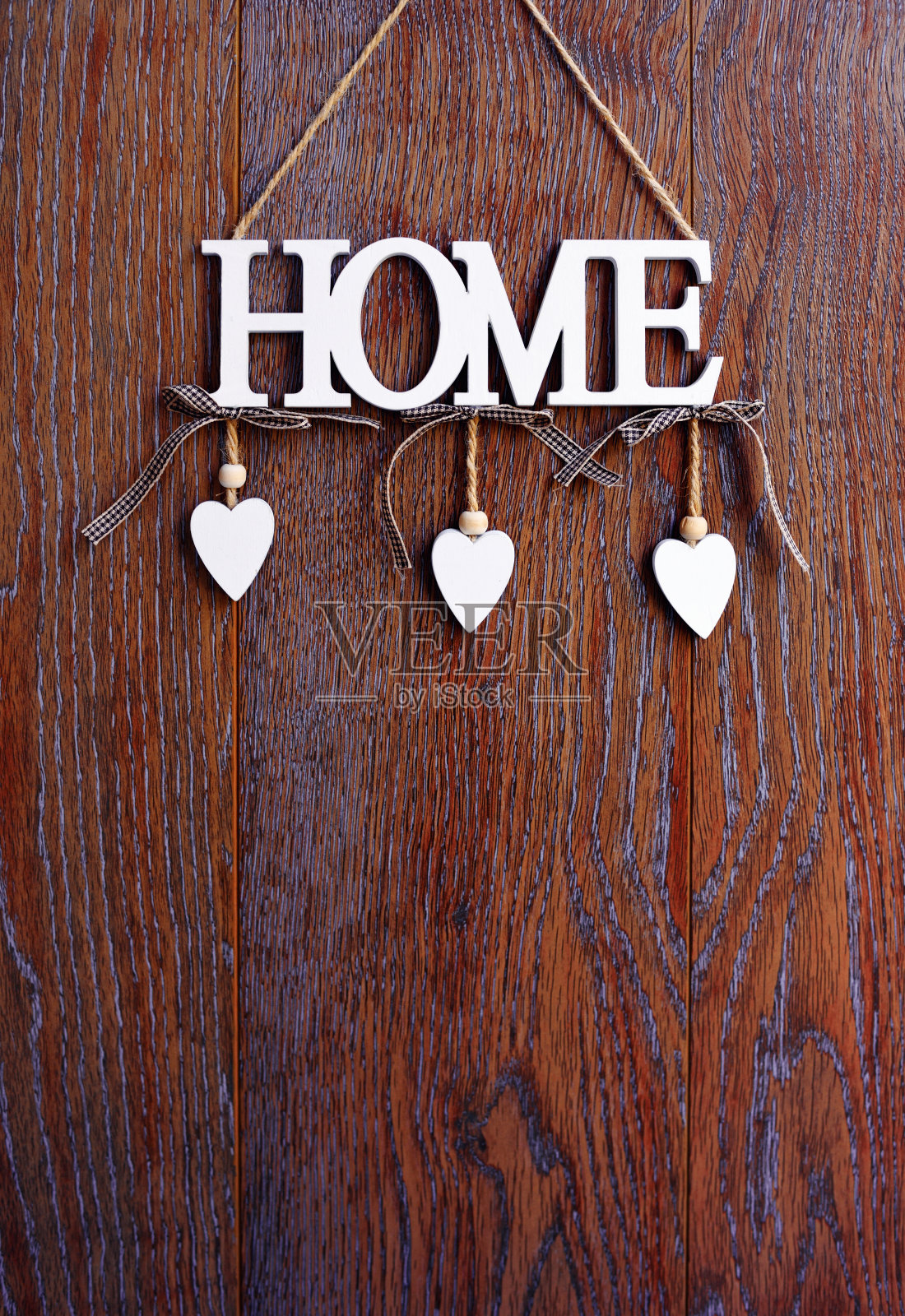 Word HOME，白色字母与心在古董板背景与拷贝空间照片摄影图片