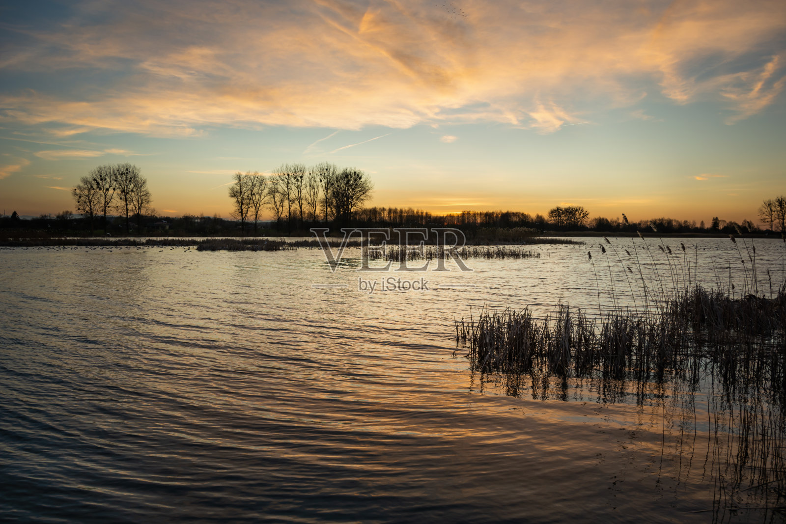 平静湖面上的晚霞照片摄影图片