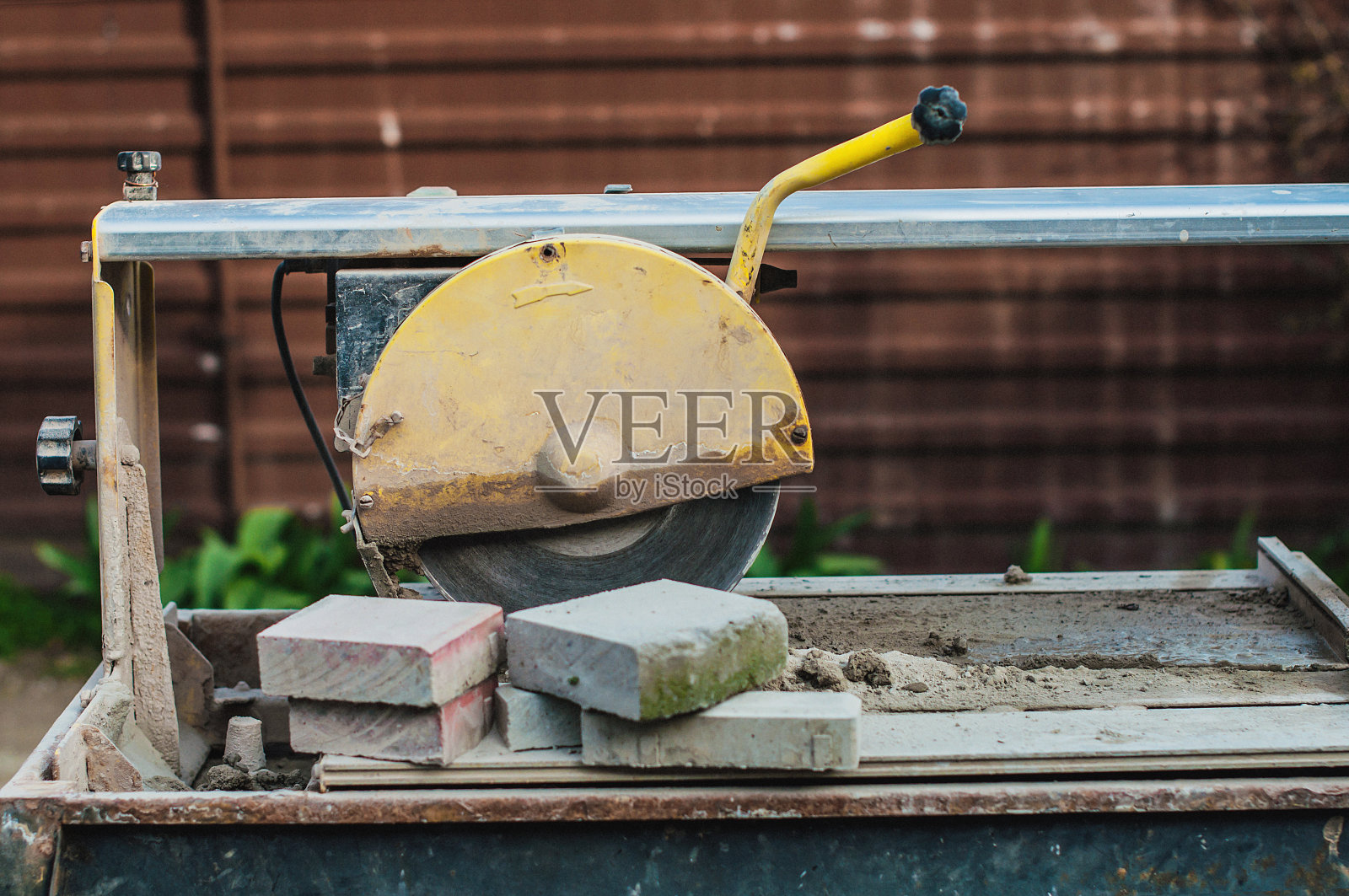 院子里的切瓦工。建筑工程和设备。照片摄影图片