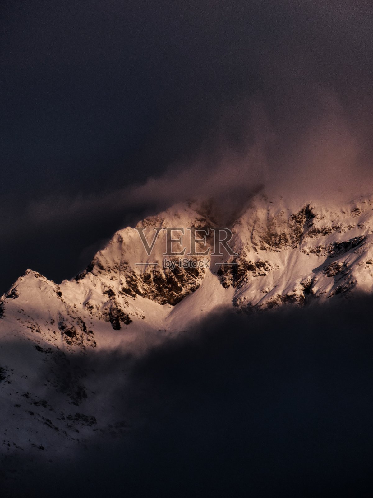 日落时白雪覆盖了山照片摄影图片