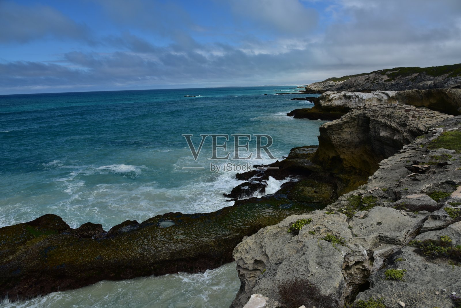 拉古拉斯附近的古海边岩石被挖空和侵蚀，那里是印度洋和大西洋的交汇处照片摄影图片