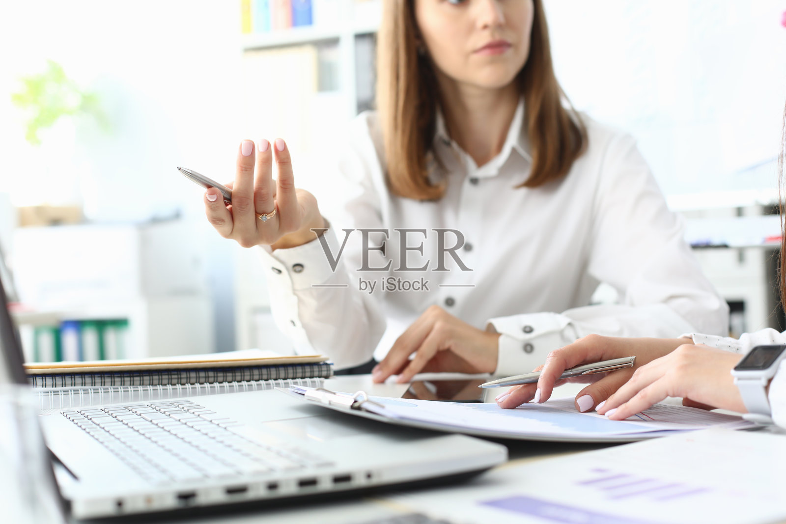 在工作场所努力工作的商人照片摄影图片