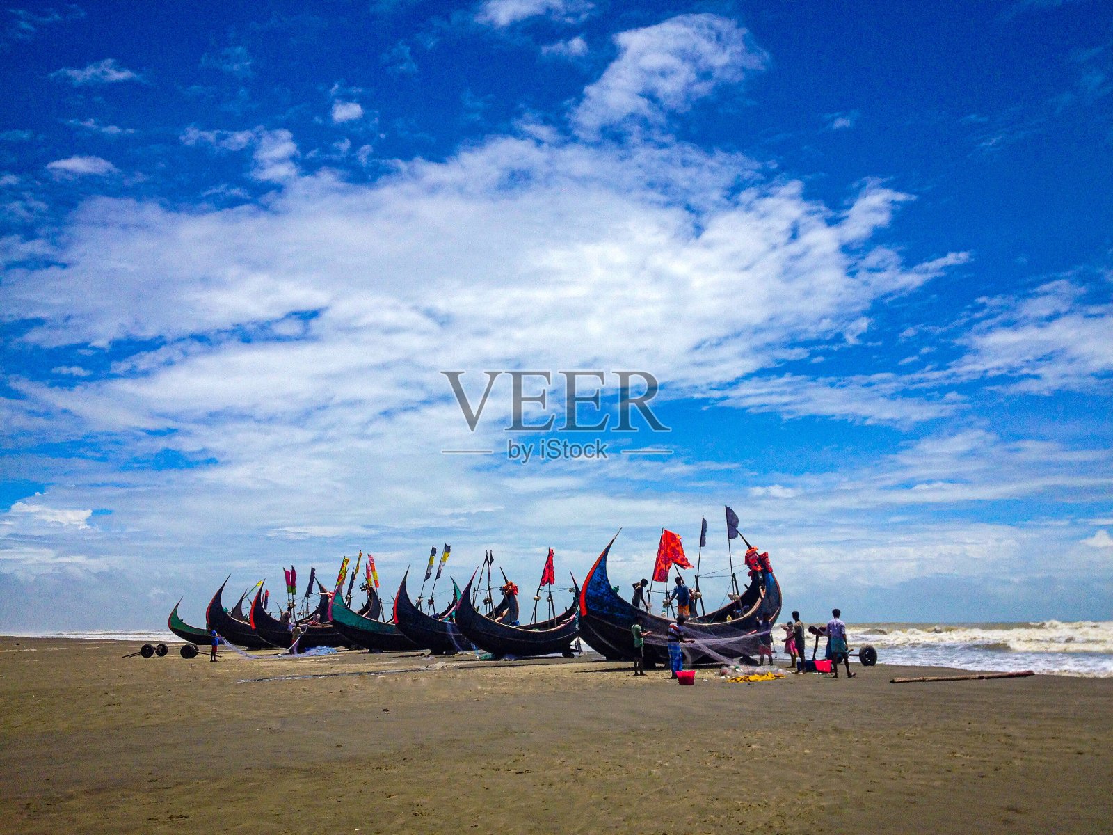 使用传统渔船的渔民照片摄影图片