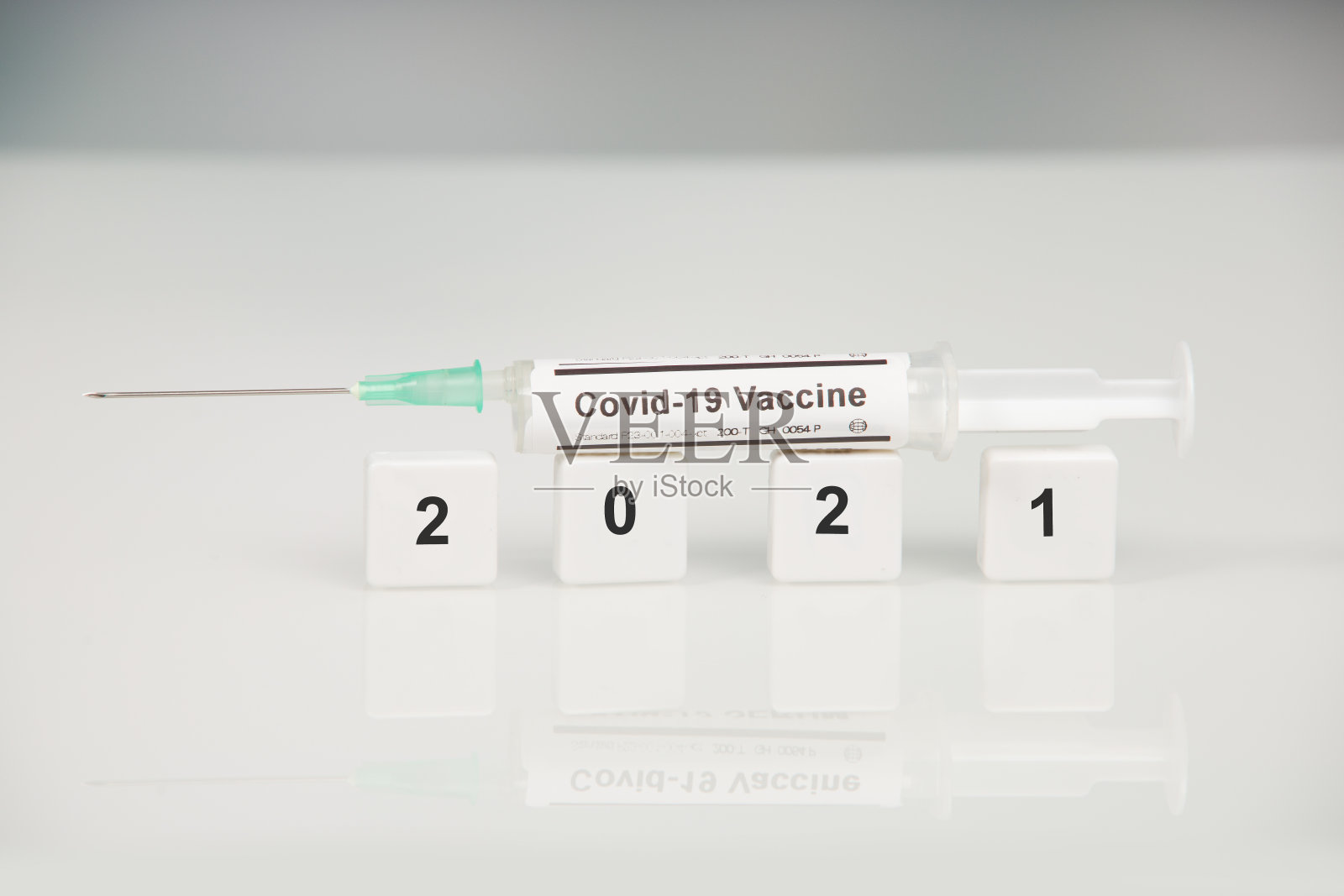 一个装有Covid-19疫苗的注射器的特写，上面写着2021年的数字照片摄影图片