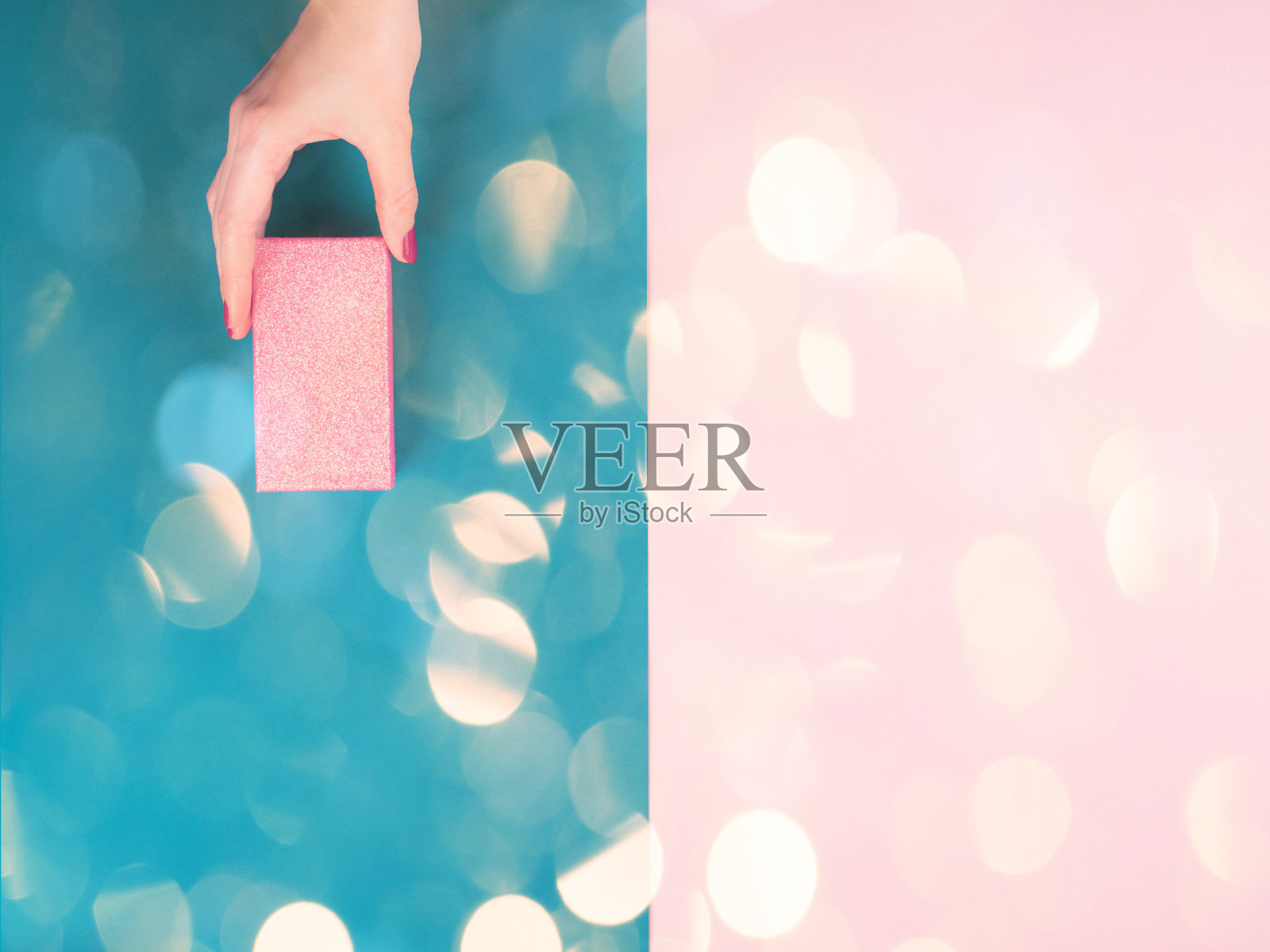 礼盒在女性的手在双色调的背景照片摄影图片