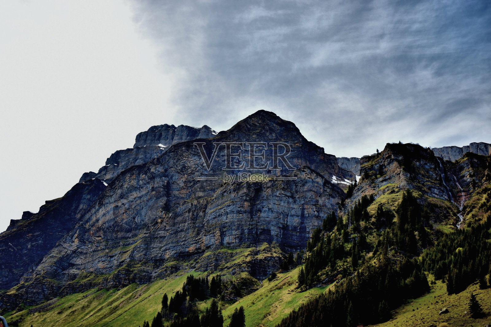 2020年5月8日，瑞士克劳森帕斯令人惊叹的山景照片摄影图片