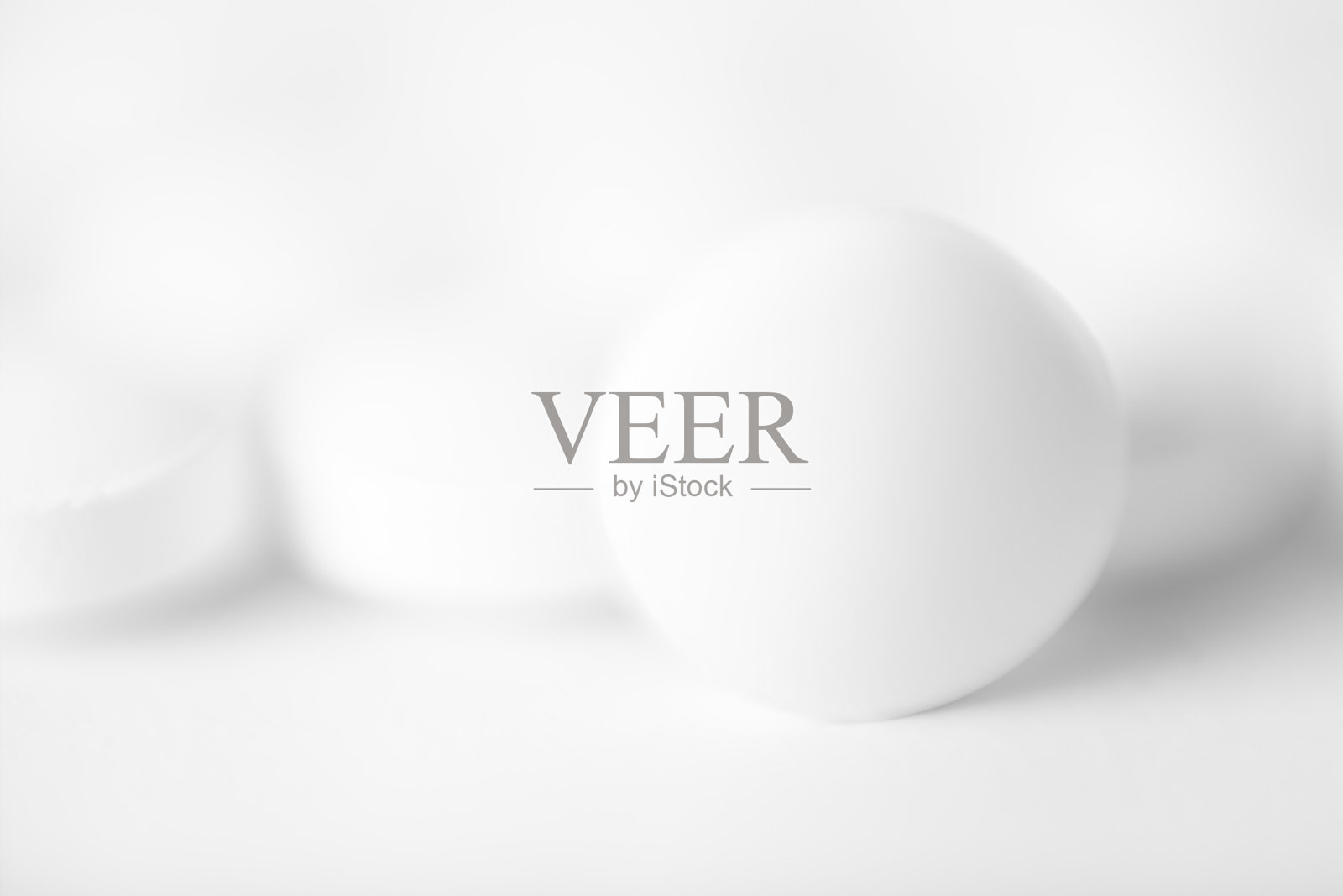 白色背景上的白色药丸。医学的概念,照片摄影图片