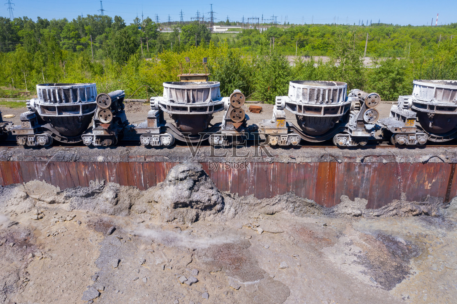 在冶金厂工业区，飞过载渣列车照片摄影图片