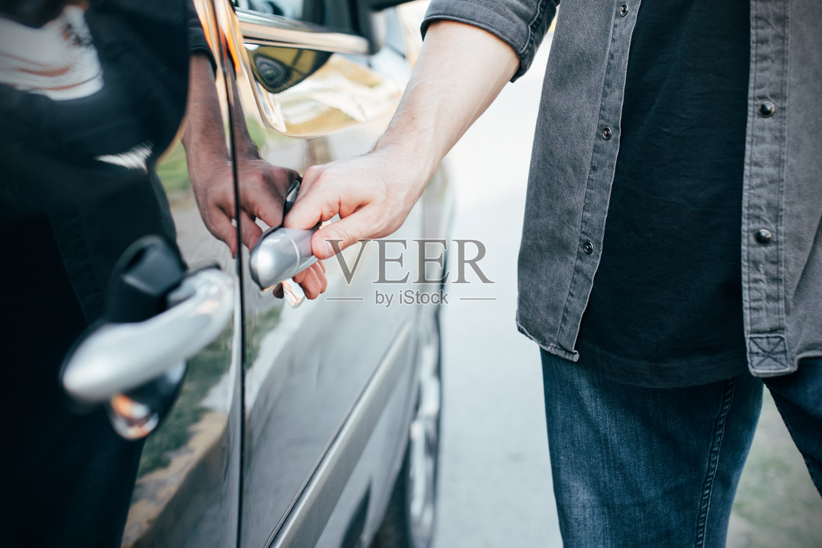 一个门卫打开车门的特写照片摄影图片