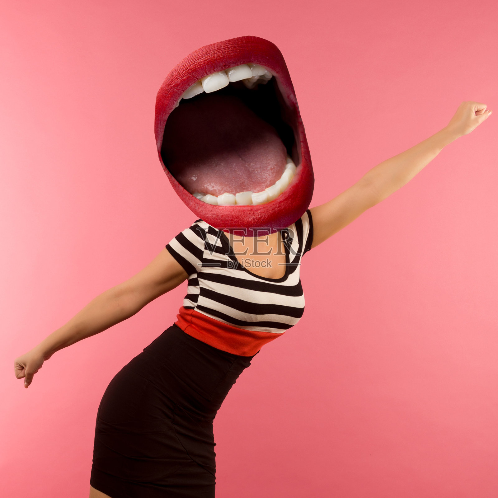 时尚性感的坏疯狂女孩张开的嘴而不是一个头。红色的嘴唇。照片摄影图片