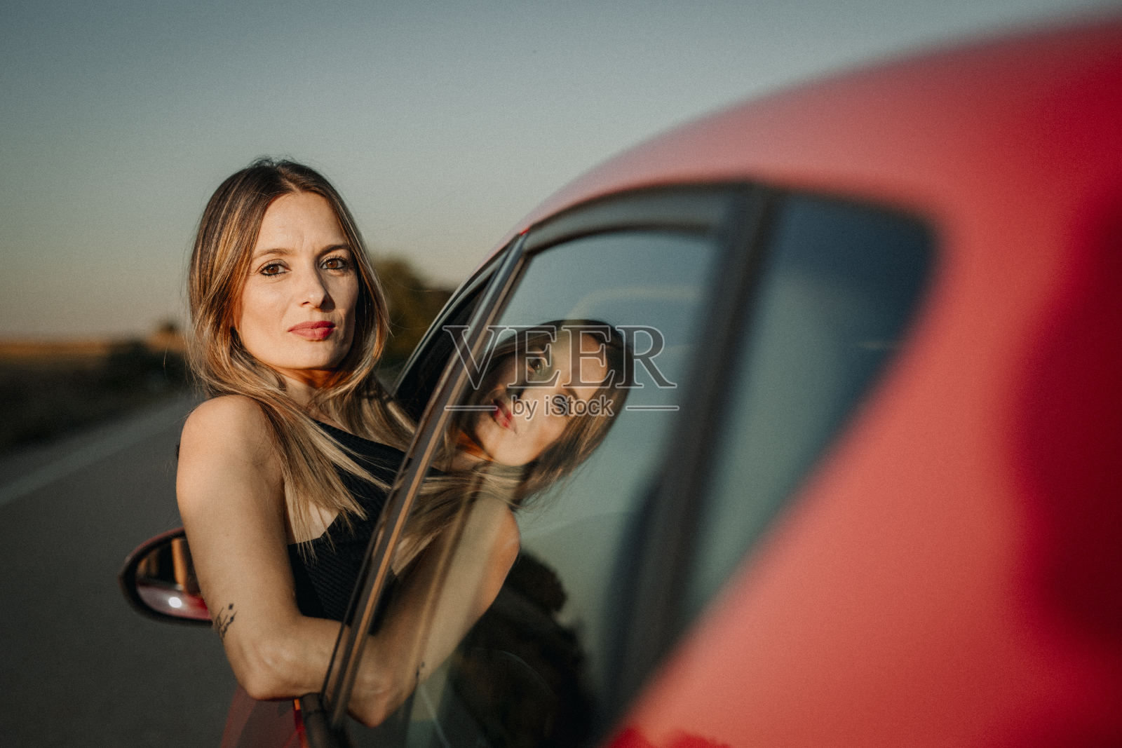 一个女人向车窗外偷窥的肖像照片摄影图片