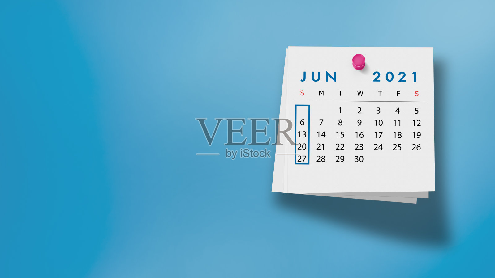 蓝色背景笔记本上的2021年6月日历照片摄影图片