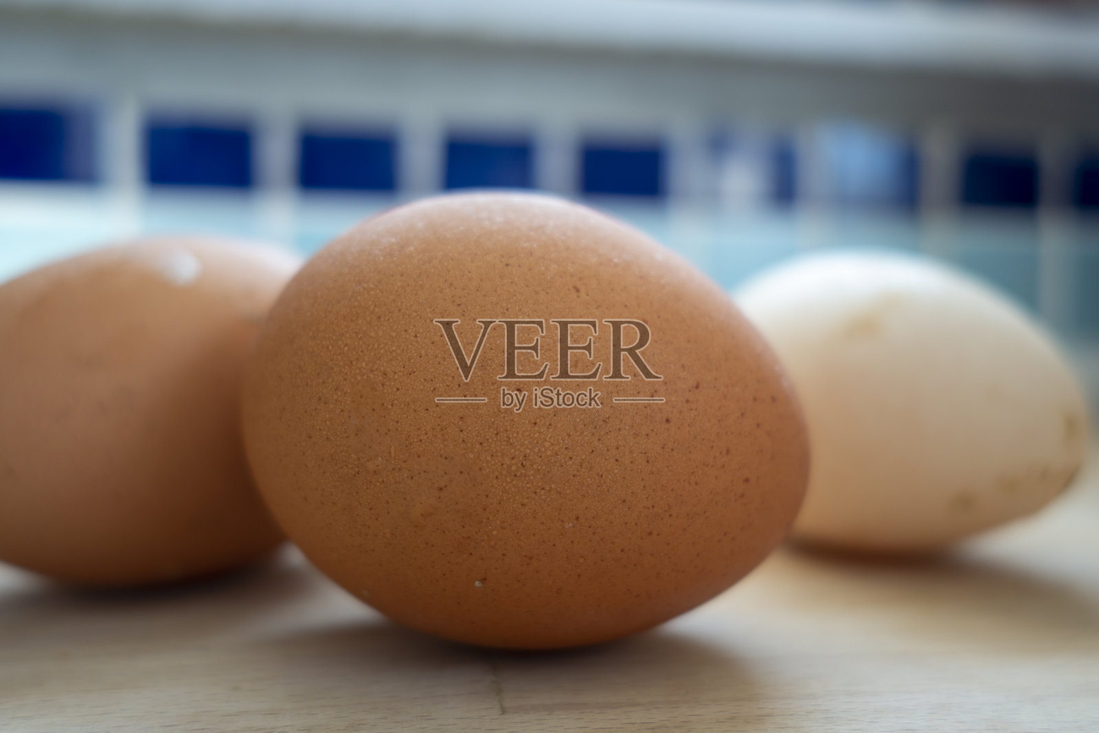 生的新鲜鸡蛋上的木材背景照片摄影图片