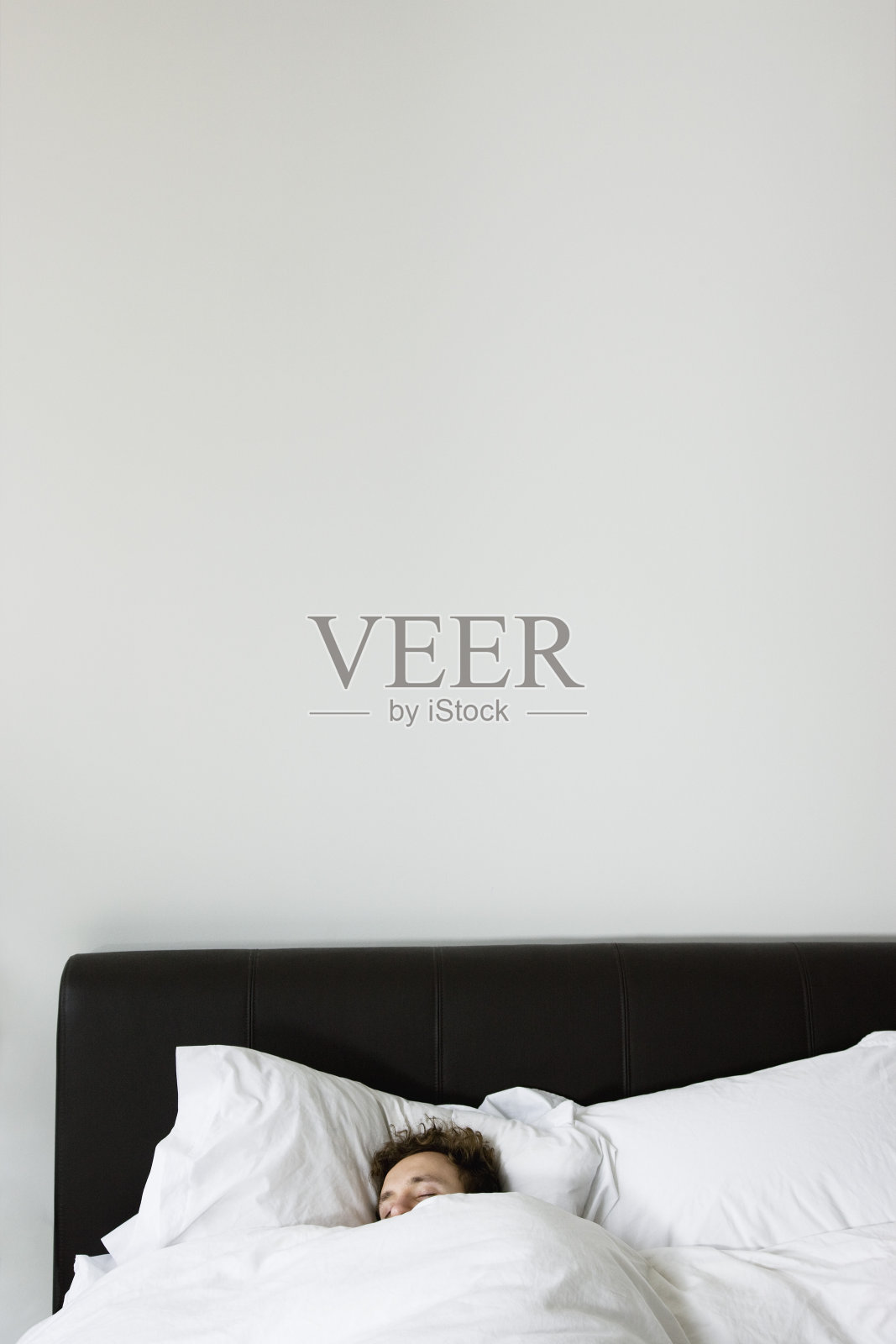 男人睡在床上照片摄影图片