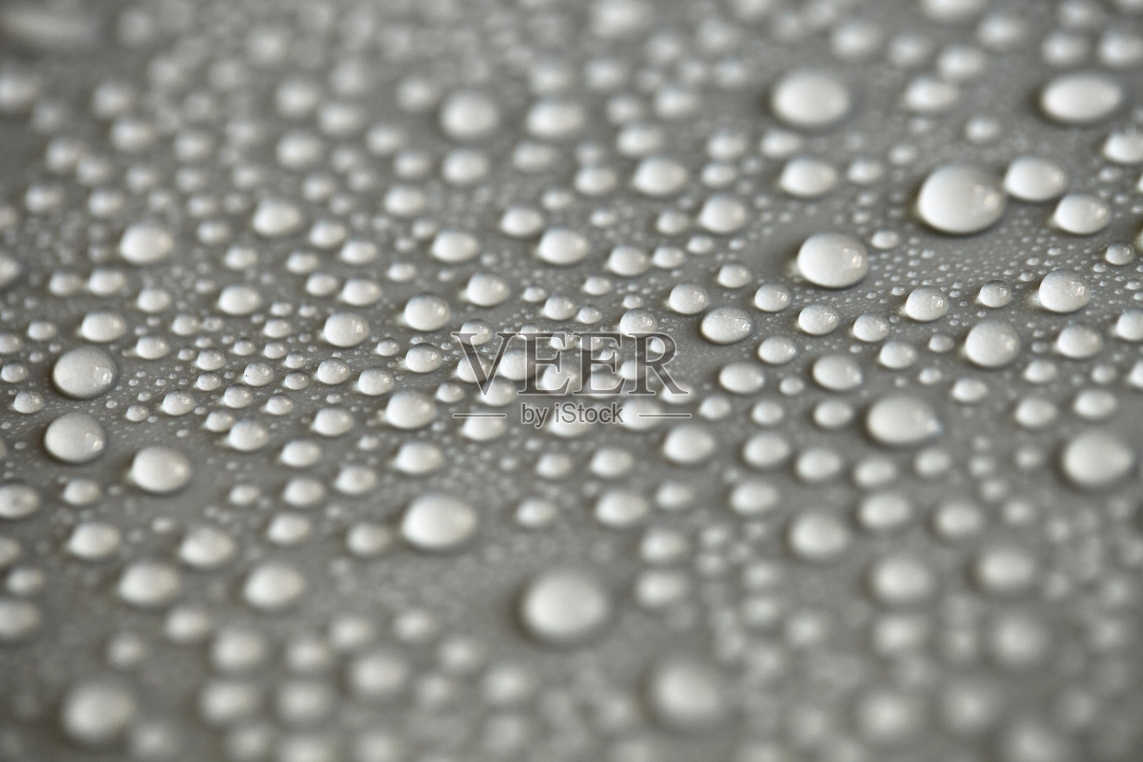 水滴在光背景，俯视图，特写，微距。伟大的背景与自然的水滴和自然光线照片摄影图片