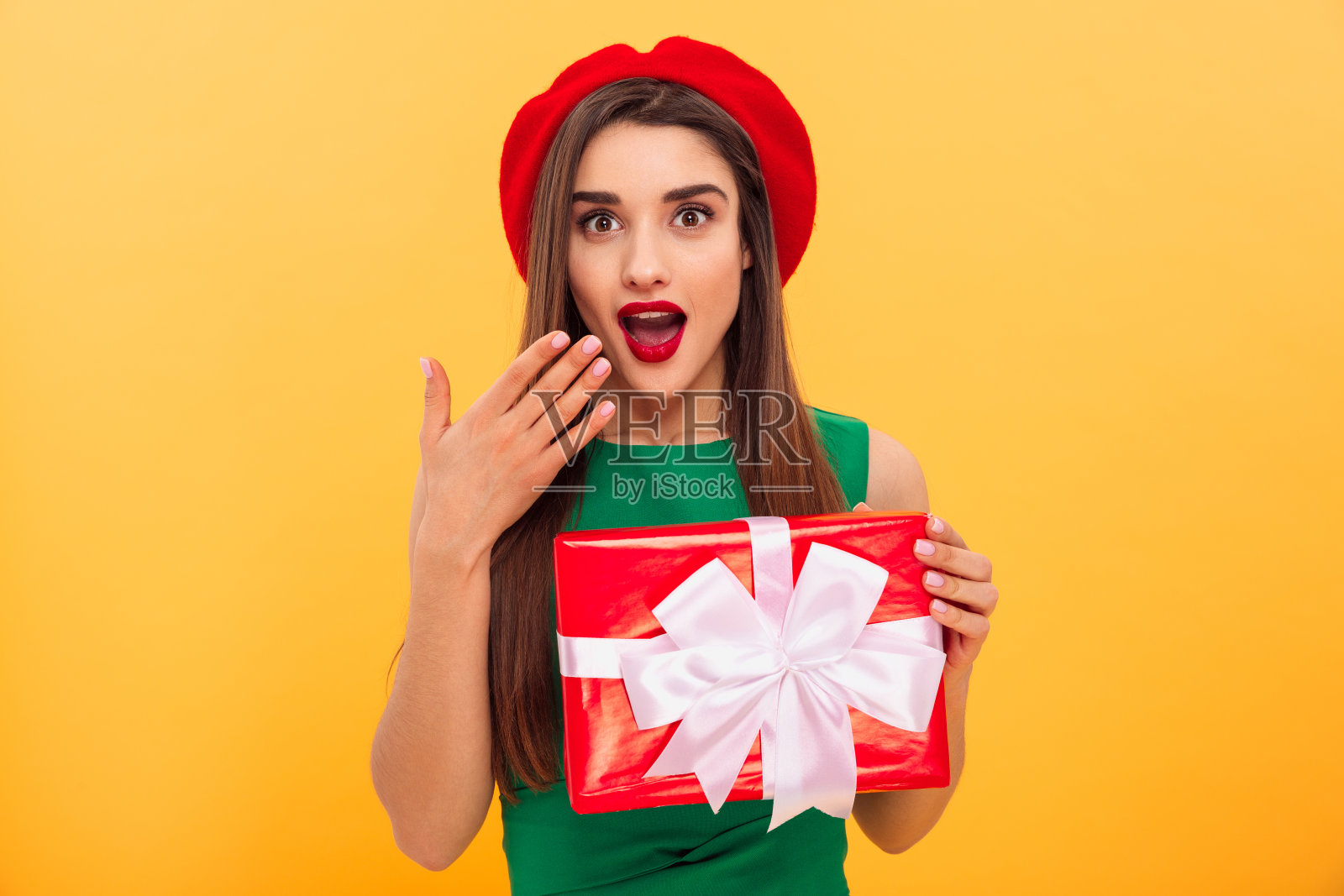 一个兴奋的年轻女子的肖像照片摄影图片