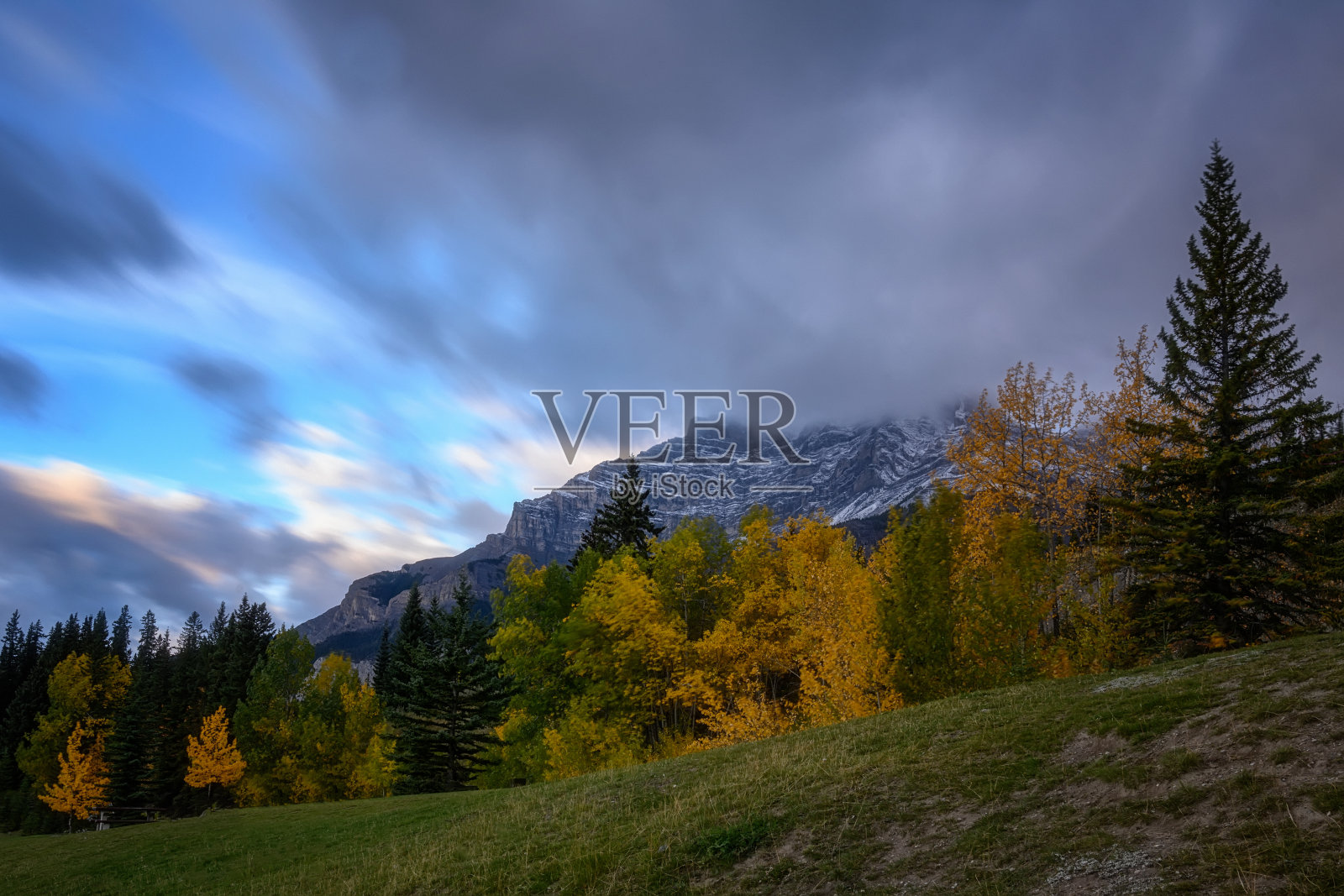 在班夫晨曦中的二杰克湖照片摄影图片