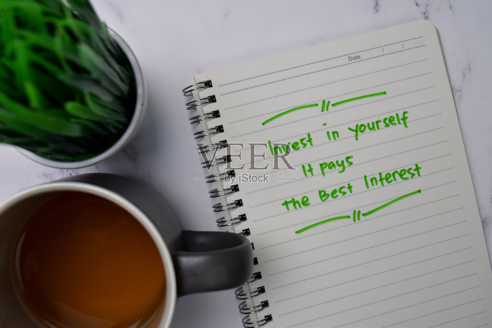 在孤立的木桌上写一本书。照片摄影图片