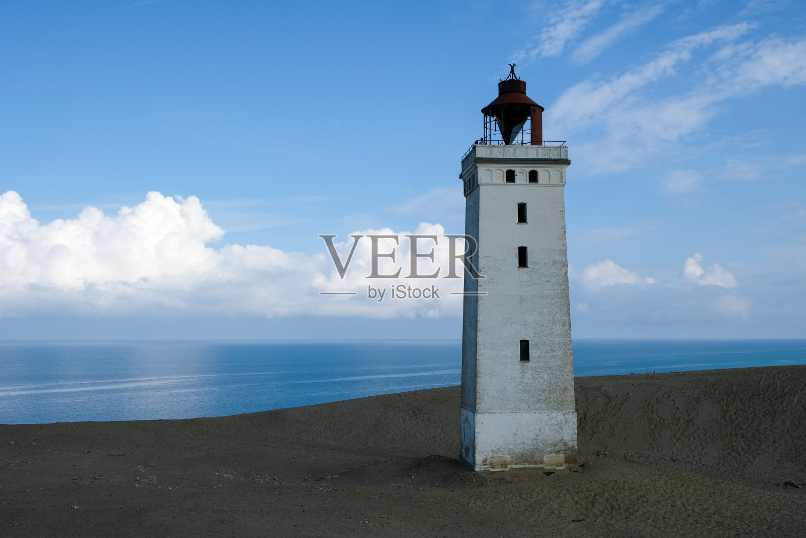 著名的Rubjerg Knude Fyr在沙丘悬崖照片摄影图片