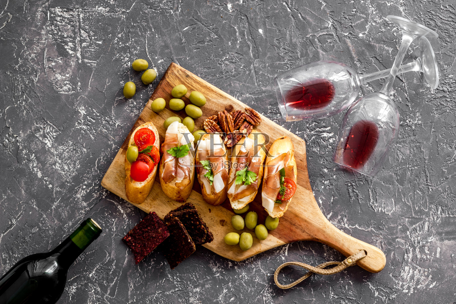 前菜放在砧板上，红酒从上至下照片摄影图片