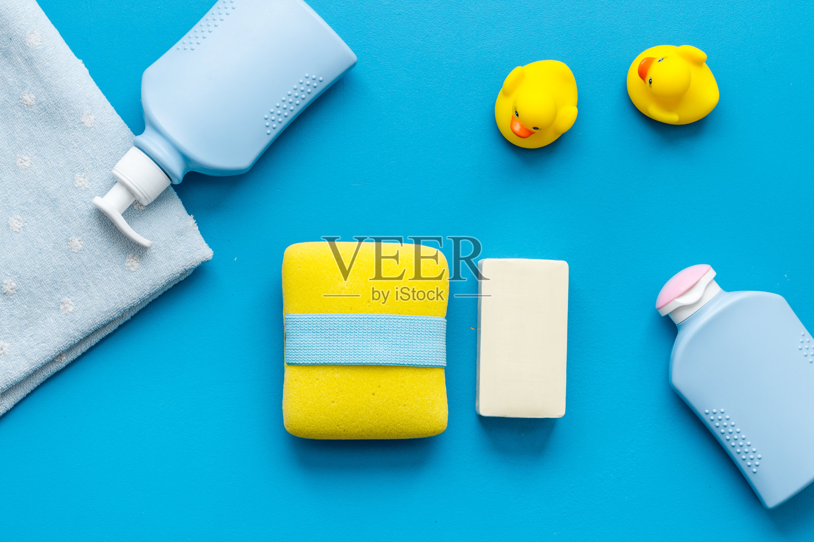 日常新生儿护理产品的皮肤和沐浴。俯视照片摄影图片