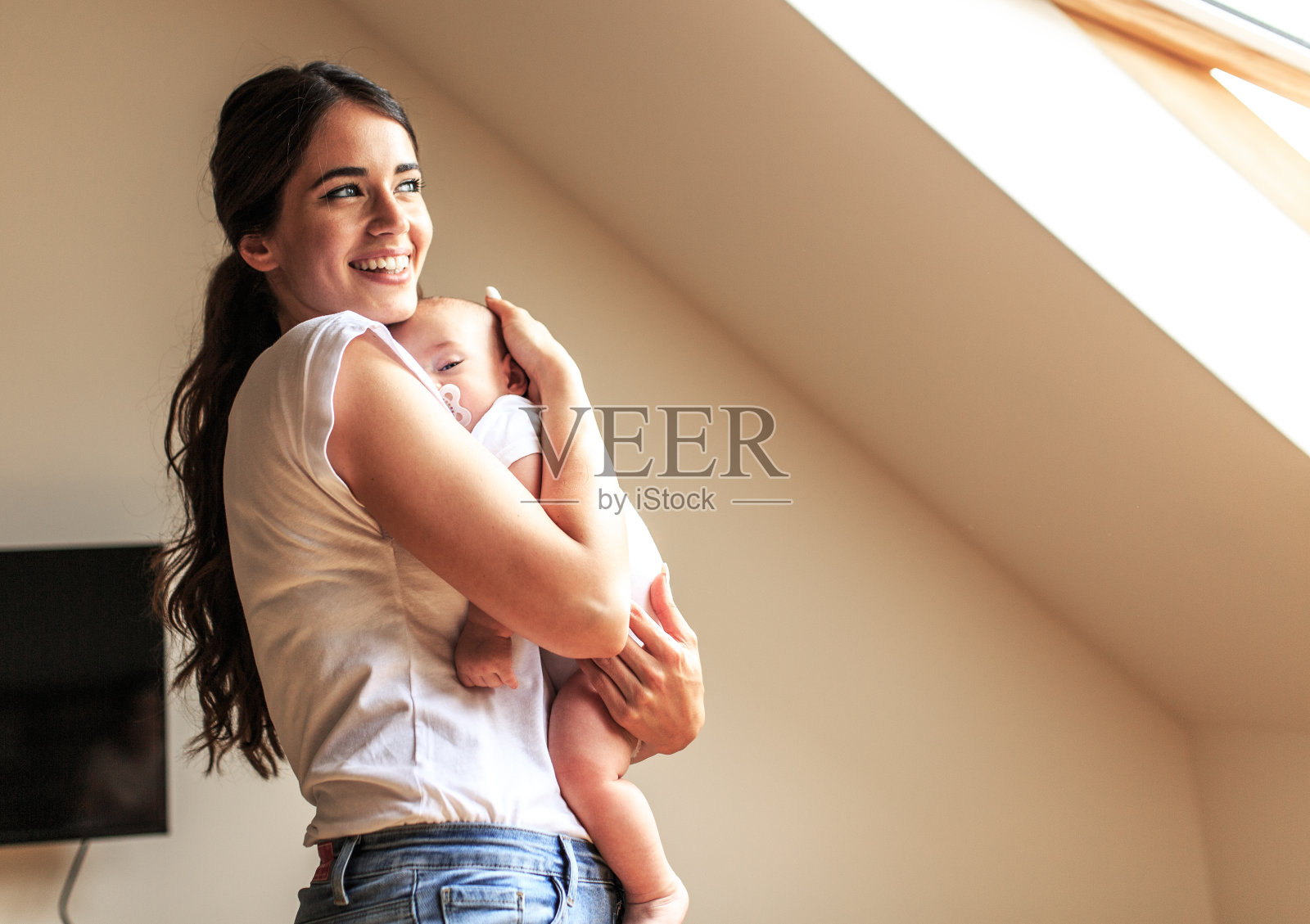 母亲抱着她的男婴。照片摄影图片