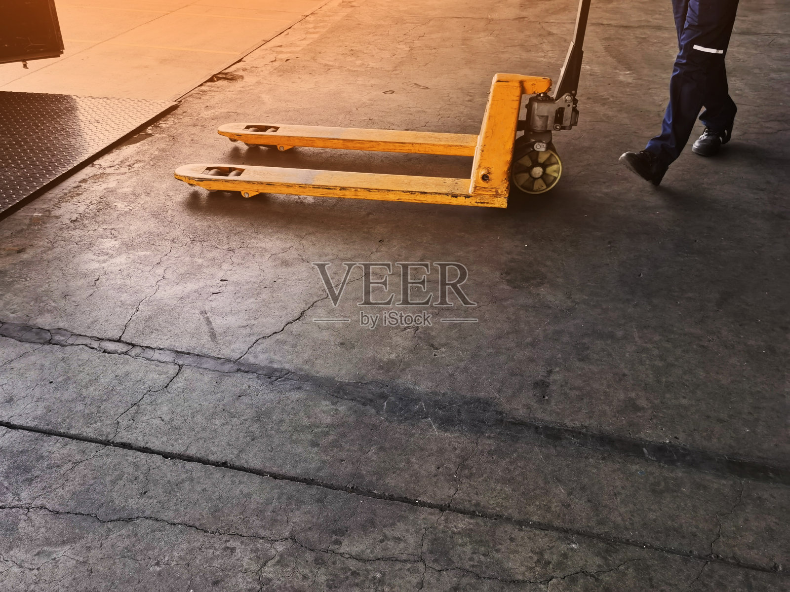 工人驾驶叉车在装卸码头用木托盘装载货物，从集装箱卡车到仓库货物储存在货运物流，运输工业，交付照片摄影图片