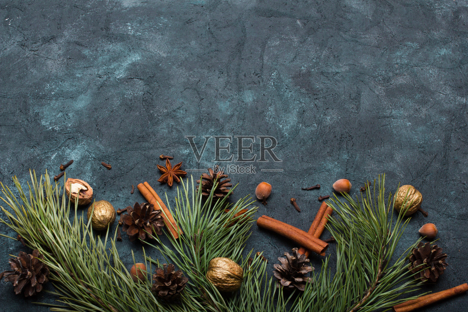 美丽的圣诞背景与复制空间为您的文本。松枝，球果，肉桂和坚果照片摄影图片