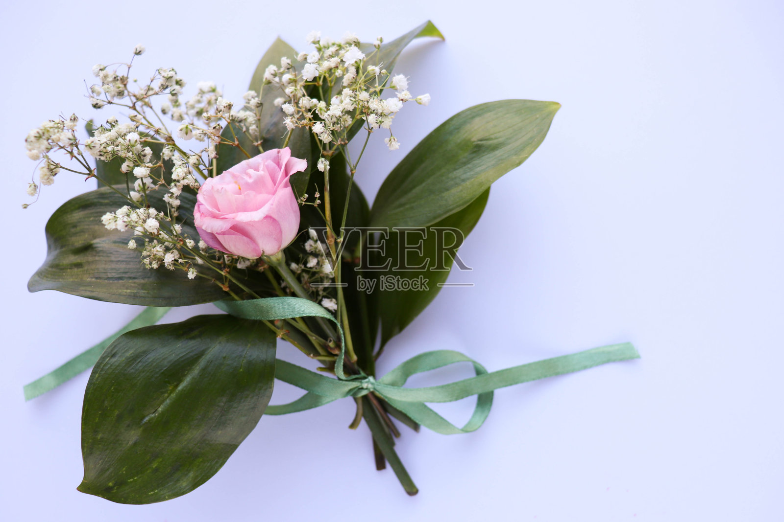 模拟贺卡。一小束粉色玫瑰和文字空间照片摄影图片