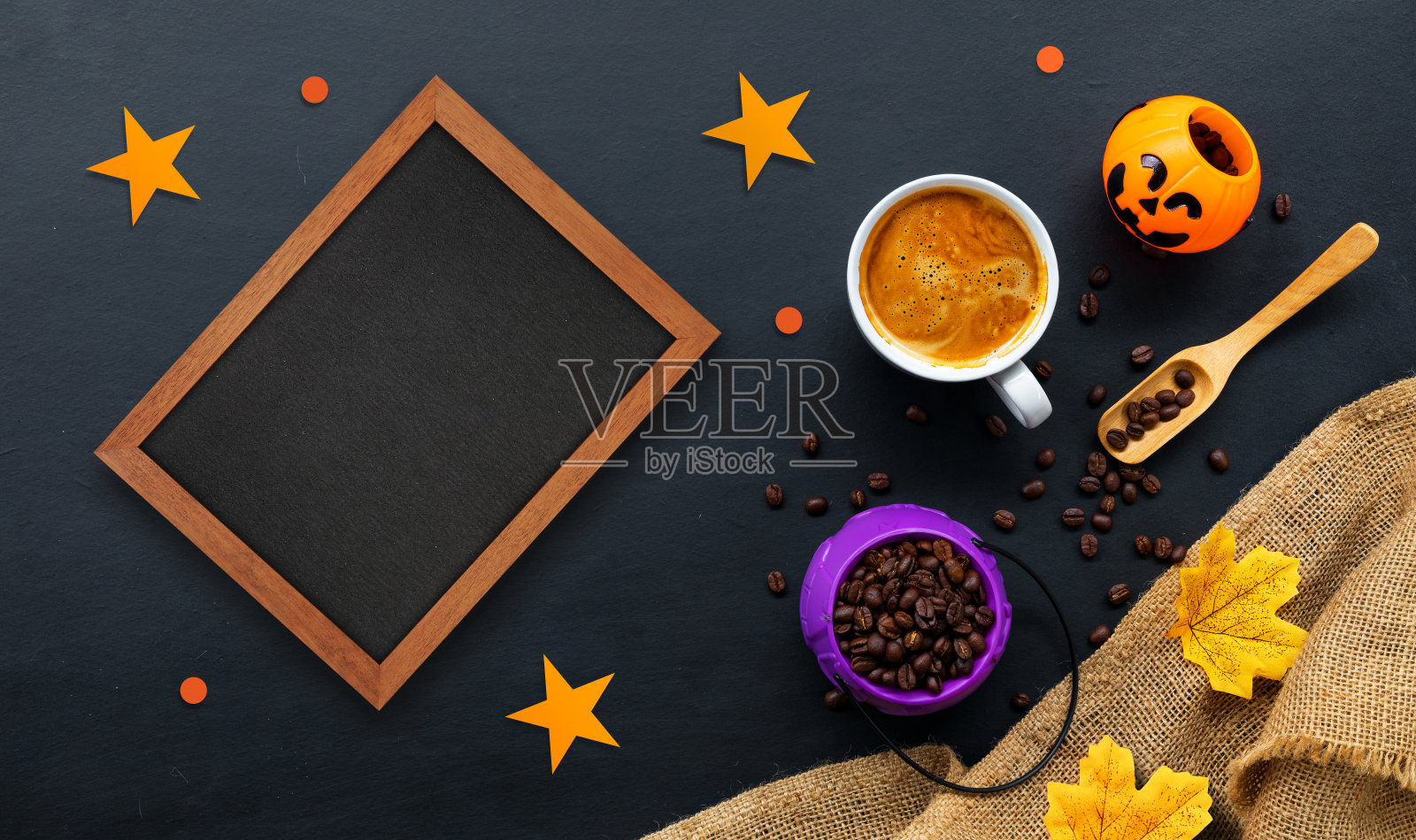 万圣节装饰用热咖啡和豆子在黑暗的背景。平的。为文本复制空间。照片摄影图片